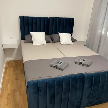 Naomi 2 Apartment Split